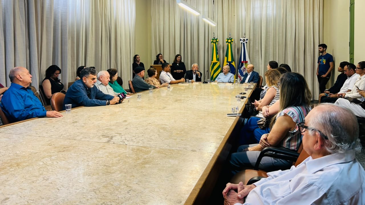 Prefeitura de Teresina recebe doação de livro piauiense para as escolas municipais