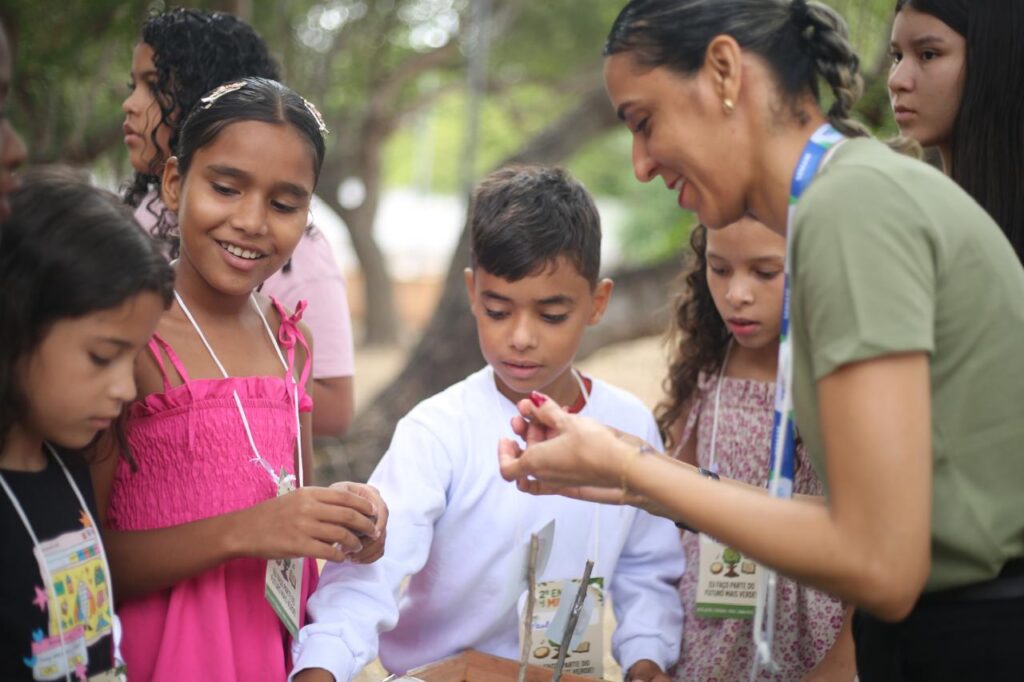 Educação ambiental aproxima crianças da arborização durante o ENAU Mirim em Teresina