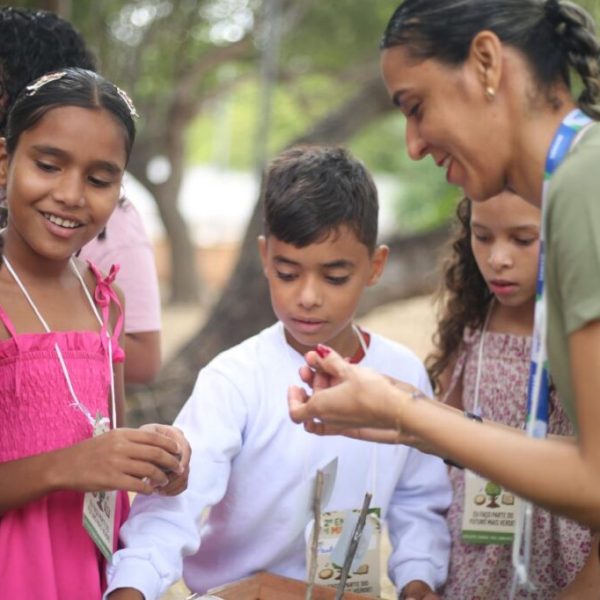 Educação ambiental aproxima crianças da arborização durante o ENAU Mirim em Teresina