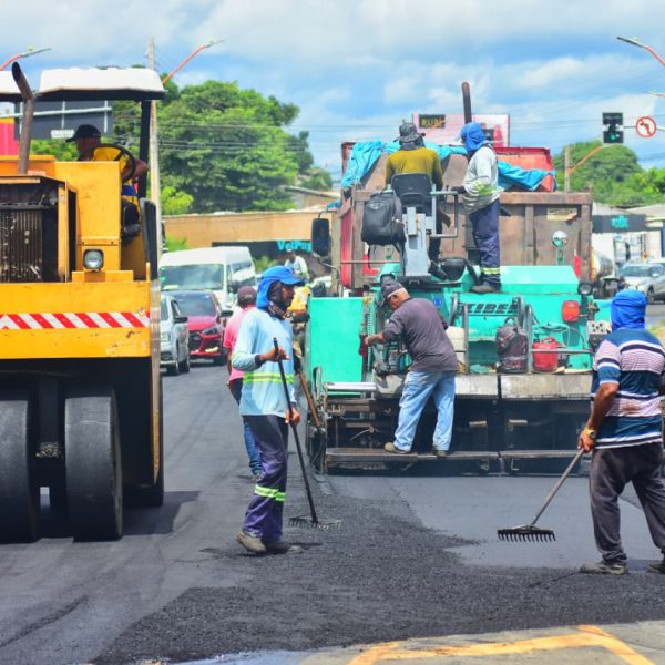 Prefeitura de Teresina executa obra de recapeamento na Avenida Centenário
