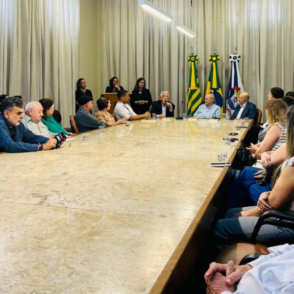 Prefeitura de Teresina recebe doação de livro piauiense para as escolas municipais